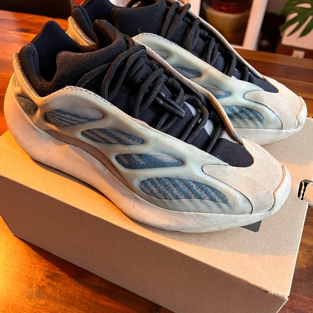 Yeezy 700 v3
